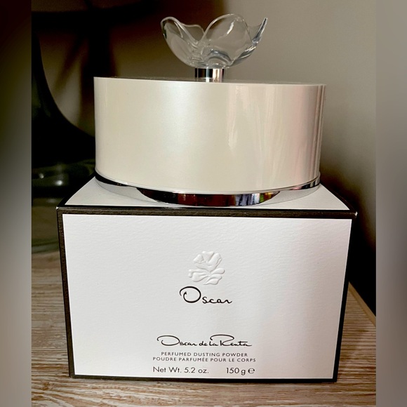 Oscar de la Renta Dusting Powder - Picture 1 of 5